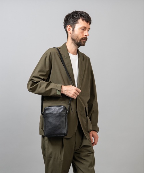 MR.OLIVE(ミスターオリーブ)の「ミラノグラインレザー/ヴァーティカル ミニスクエアショルダーバッグ(ショルダーバッグ・メンズ・ブラック/ホワイト系その他・FREE)」の10枚目の写真