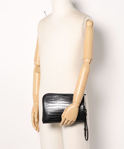AZUL by moussy（アズールバイマウジー）の「CROCODILE EMBOSSED CLUTCH/クロコダイルエンボスクラッチ（クラッチバッグ・メンズ・ブラック・FREE）」の3枚目の写真