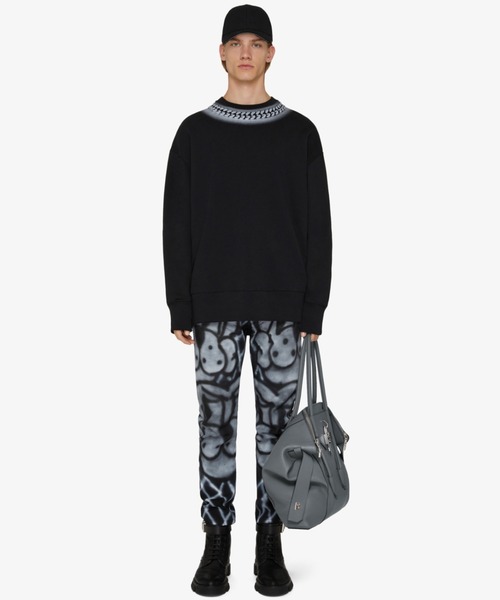 GIVENCHY(ジバンシイ)の「タグエフェクト エンボス加工チェーンネック スウェット(スウェット・メンズ・ブラック・S/M/XS)」の2枚目の写真