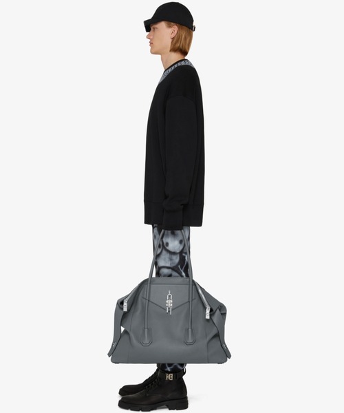 GIVENCHY(ジバンシイ)の「タグエフェクト エンボス加工チェーンネック スウェット(スウェット・メンズ・ブラック・S/M/XS)」の3枚目の写真