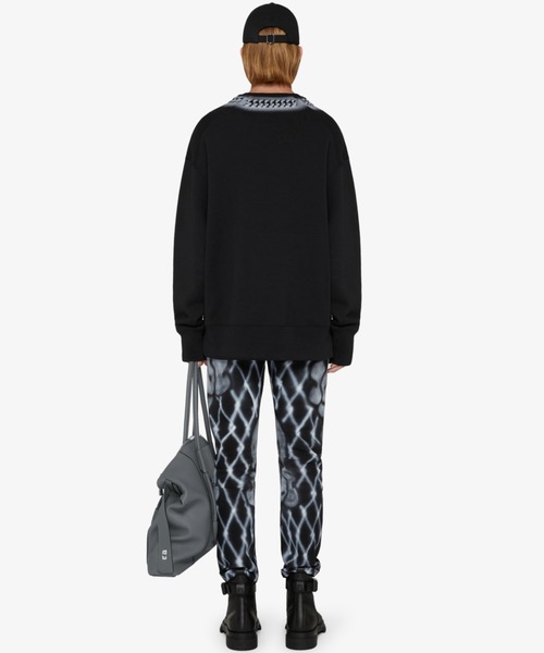GIVENCHY(ジバンシイ)の「タグエフェクト エンボス加工チェーンネック スウェット(スウェット・メンズ・ブラック・S/M/XS)」の4枚目の写真