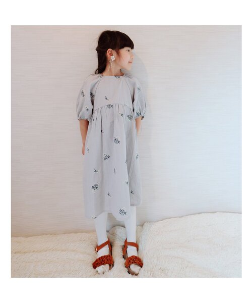 apres les cours(アプレレクール)の「フラワー刺繍ワンピース(ワンピース・キッズ・ライトグレー/キナリ・140/130/110/80/100/120/90)」の5枚目の写真