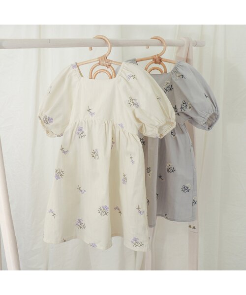 apres les cours(アプレレクール)の「フラワー刺繍ワンピース(ワンピース・キッズ・ライトグレー/キナリ・140/130/110/80/100/120/90)」の11枚目の写真