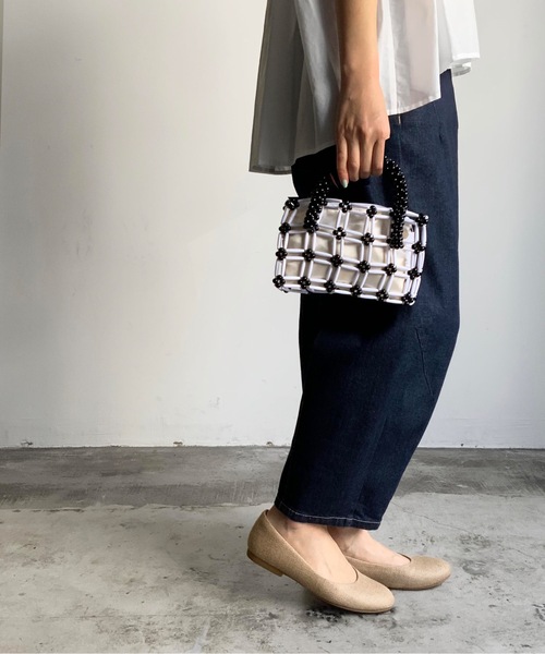 COMMON WARE（コモンウェアー）の「EM:おはなビーズバッグ ミニハンドバッグ（ハンドバッグ・レディース・ホワイト/ブラック/ベージュ・FREE）」の2枚目の写真