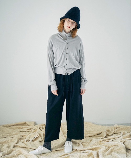 And A（アンドエー）の「unfil アンフィル / superfine merino crape-jersey cardigan スーパーファインメリノ クレープジャージー カーディガン（アンサンブル可能） / WWFL-UW125（カーディガン/ボレロ・レディース・ライトグレー/ブラック・1）」の13枚目の写真