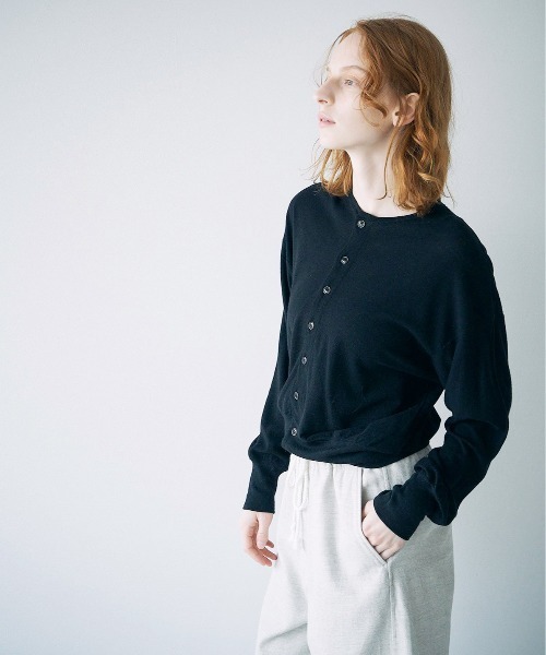And A（アンドエー）の「unfil アンフィル / superfine merino crape-jersey cardigan スーパーファインメリノ クレープジャージー カーディガン（アンサンブル可能） / WWFL-UW125（カーディガン/ボレロ・レディース・ライトグレー/ブラック・1）」の10枚目の写真
