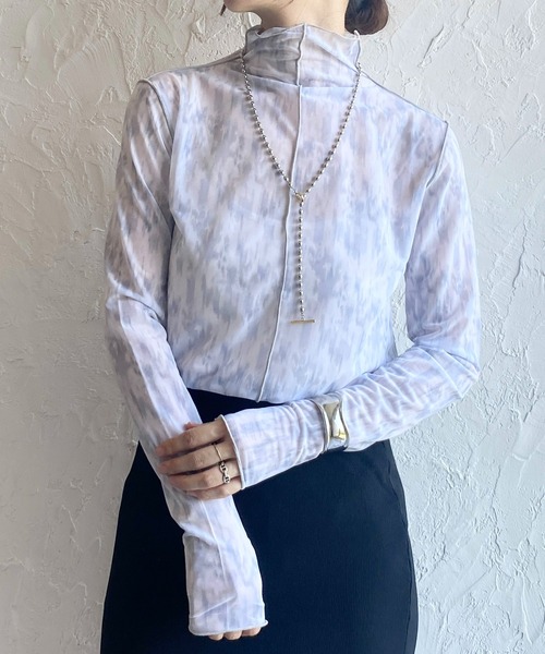 She's Closet（シーズクローゼット）の「総柄ニュアンス柄前後2way配色ラインメロウフリルハイネック長袖シアートップス（Tシャツ/カットソー・レディース・ベージュ/グレー/イエロー/ラベンダー/グリーン/ライトベージュ/ブルー/グレー系その他/オレンジ・FREE）」の3枚目の写真