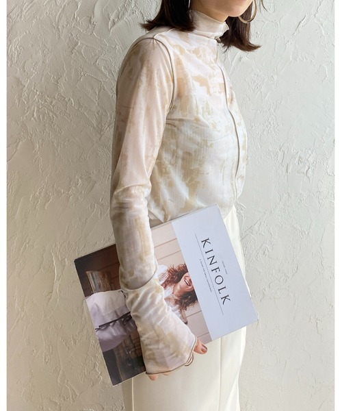 She's Closet（シーズクローゼット）の「総柄ニュアンス柄前後2way配色ラインメロウフリルハイネック長袖シアートップス（Tシャツ/カットソー・レディース・ベージュ/グレー/イエロー/ラベンダー/グリーン/ライトベージュ/ブルー/グレー系その他/オレンジ・FREE）」の10枚目の写真