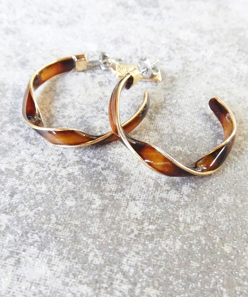 The Rule(ザルール)の「The Rule ザルール:Celadon twist hoop pierced earring:ねじり フープピアス(ピアス(両耳用)・レディース・ホワイト/ブラウン/グレー/クリア・FREE)」の3枚目の写真