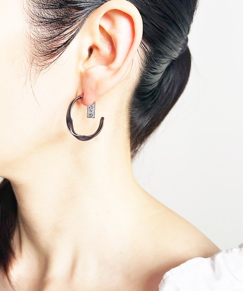 The Rule(ザルール)の「The Rule ザルール:Celadon twist hoop pierced earring:ねじり フープピアス(ピアス(両耳用)・レディース・ホワイト/ブラウン/グレー/クリア・FREE)」の2枚目の写真