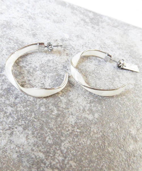 The Rule(ザルール)の「The Rule ザルール:Celadon twist hoop pierced earring:ねじり フープピアス(ピアス(両耳用)・レディース・ホワイト/ブラウン/グレー/クリア・FREE)」の1枚目の写真