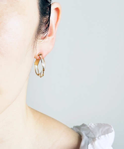 The Rule(ザルール)の「The Rule ザルール:Celadon twist hoop pierced earring:ねじり フープピアス(ピアス(両耳用)・レディース・ホワイト/ブラウン/グレー/クリア・FREE)」の4枚目の写真