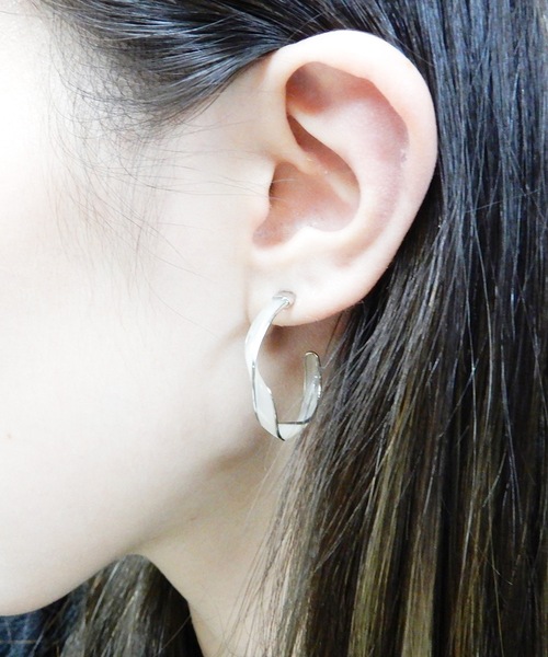 The Rule(ザルール)の「The Rule ザルール:Celadon twist hoop pierced earring:ねじり フープピアス(ピアス(両耳用)・レディース・ホワイト/ブラウン/グレー/クリア・FREE)」の5枚目の写真
