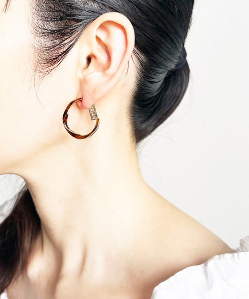 The Rule(ザルール)の「The Rule ザルール:Celadon twist hoop pierced earring:ねじり フープピアス(ピアス(両耳用)・レディース・ホワイト/ブラウン/グレー/クリア・FREE)」の17枚目の写真