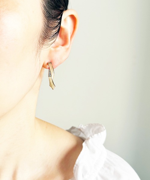 The Rule(ザルール)の「The Rule ザルール:Celadon twist hoop pierced earring:ねじり フープピアス(ピアス(両耳用)・レディース・ホワイト/ブラウン/グレー/クリア・FREE)」の12枚目の写真