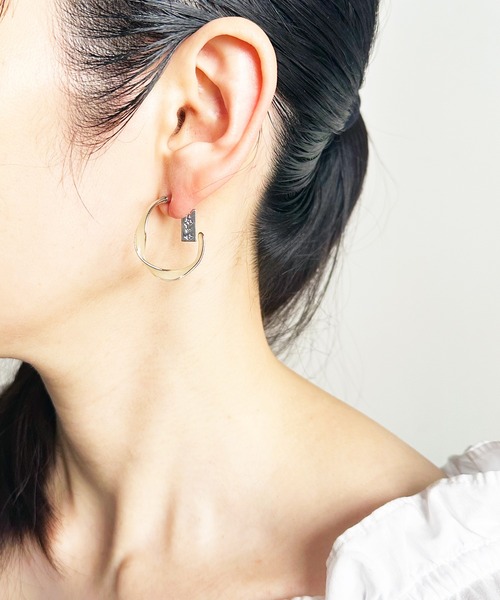The Rule(ザルール)の「The Rule ザルール:Celadon twist hoop pierced earring:ねじり フープピアス(ピアス(両耳用)・レディース・ホワイト/ブラウン/グレー/クリア・FREE)」の13枚目の写真
