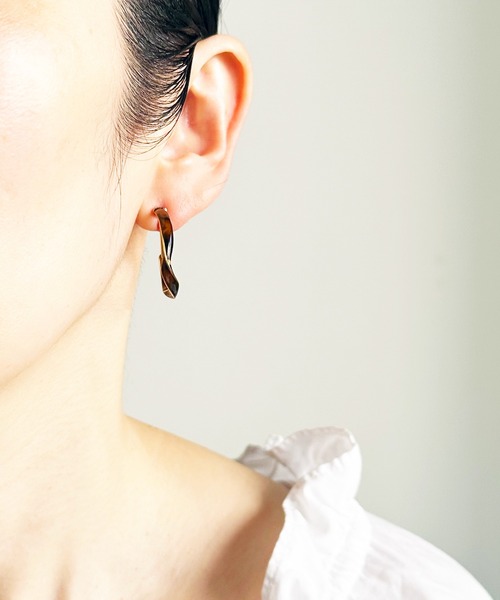 The Rule(ザルール)の「The Rule ザルール:Celadon twist hoop pierced earring:ねじり フープピアス(ピアス(両耳用)・レディース・ホワイト/ブラウン/グレー/クリア・FREE)」の16枚目の写真