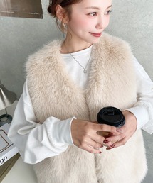 ベージュ Vネック ファー風ベスト moment+（モーメントプラス）の「【累計販売枚数1万枚突破！】V