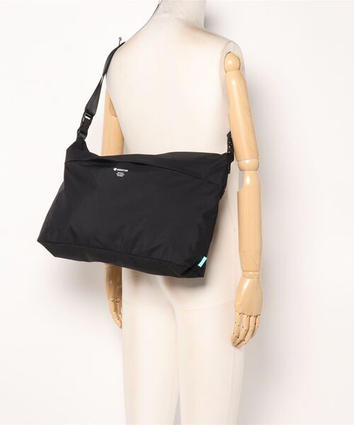 NAUGHTIAM（ノーティアム）の「【NAUGHTIAM/ノーティアム】ブリザテック ショルダーバッグM（ショルダーバッグ・メンズ・ブラック/ベージュ/ネイビー/サックスブルー・FREE）」の11枚目の写真