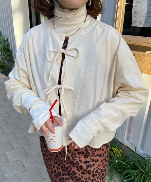 nemne store(ネンネストア)の「リボンシャツ(シャツ/ブラウス・レディース・ブラウン/ブルー/グリーン/アイボリー・フリー)」の2枚目の写真