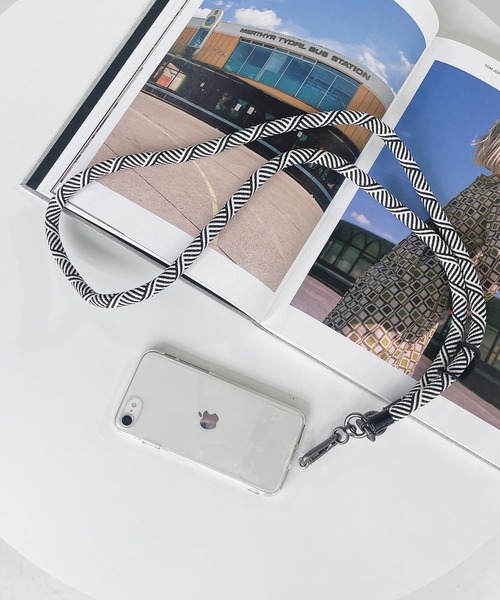 AS KNOW AS plus（アズノゥアズプラス）の「futo コードストラップ（スマホグッズ・レディース・ブラック/カーキ/ライトグリーン/ホワイト×ブラック/ブラック×ホワイト/ブルー/ブルー系その他/ホワイト×パープル/オレンジ系その他/ピンク系その他/グリーン系その他/コーラルピンク/パープル/ピンク・FREE）」の2枚目の写真