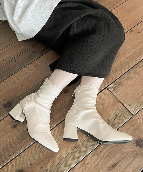 SallyLunn(サリーラン)の「フェイクレザーショートブーツ(ブーツ・レディース・アイボリー/ブラック/ベージュ・SMALL/MEDIUM/LARGE)」の2枚目の写真
