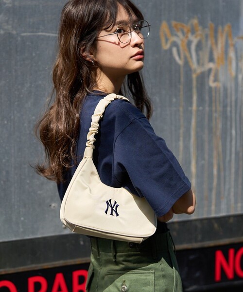 FREAK'S STORE（フリークスストア）の「MLB × FREAK'S STORE/エムエルビー/メジャーリーグベースボール 別注MLBギャザーハンドルバッグ（ハンドバッグ・レディース・ネイビー/ナチュラル/ブラック・ONE SIZE）」の2枚目の写真