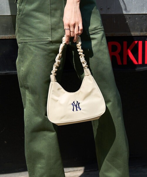 FREAK'S STORE（フリークスストア）の「MLB × FREAK'S STORE/エムエルビー/メジャーリーグベースボール 別注MLBギャザーハンドルバッグ（ハンドバッグ・レディース・ネイビー/ナチュラル/ブラック・ONE SIZE）」の13枚目の写真