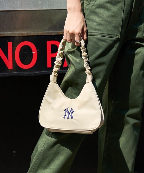 FREAK'S STORE（フリークスストア）の「MLB × FREAK'S STORE/エムエルビー/メジャーリーグベースボール 別注MLBギャザーハンドルバッグ（ハンドバッグ・レディース・ネイビー/ナチュラル/ブラック・ONE SIZE）」の11枚目の写真