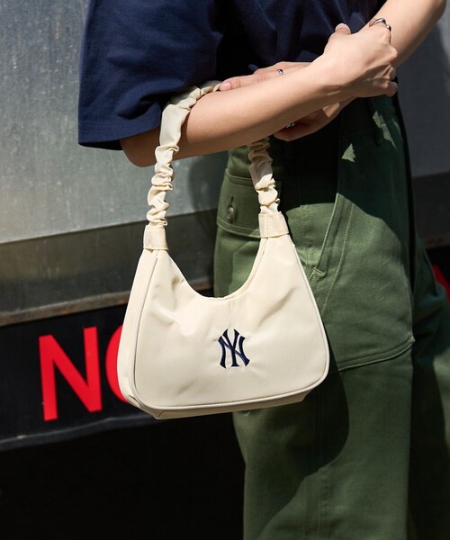 FREAK'S STORE（フリークスストア）の「MLB × FREAK'S STORE/エムエルビー/メジャーリーグベースボール 別注MLBギャザーハンドルバッグ（ハンドバッグ・レディース・ネイビー/ナチュラル/ブラック・ONE SIZE）」の5枚目の写真