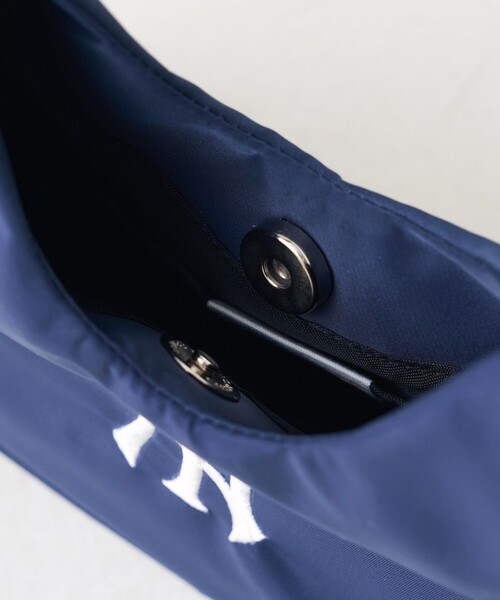 FREAK'S STORE（フリークスストア）の「MLB × FREAK'S STORE/エムエルビー/メジャーリーグベースボール 別注MLBギャザーハンドルバッグ（ハンドバッグ・レディース・ネイビー/ナチュラル/ブラック・ONE SIZE）」の10枚目の写真