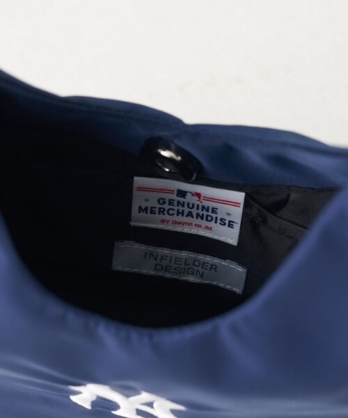 FREAK'S STORE（フリークスストア）の「MLB × FREAK'S STORE/エムエルビー/メジャーリーグベースボール 別注MLBギャザーハンドルバッグ（ハンドバッグ・レディース・ネイビー/ナチュラル/ブラック・ONE SIZE）」の8枚目の写真