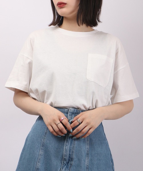 spiritoso(スピリトーゾ)の「spiritoso ポケット付き Uネック Tシャツ(無地)(Tシャツ/カットソー・レディース・グレイッシュベージュ/オフホワイト/ブルー/グリーン/チャコール・M)」の3枚目の写真