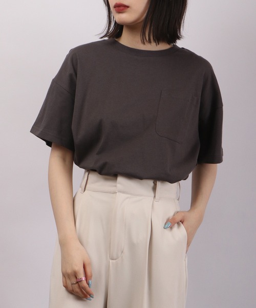 spiritoso(スピリトーゾ)の「spiritoso ポケット付き Uネック Tシャツ(無地)(Tシャツ/カットソー・レディース・グレイッシュベージュ/オフホワイト/ブルー/グリーン/チャコール・M)」の4枚目の写真