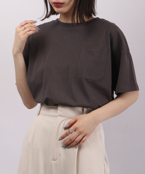 spiritoso(スピリトーゾ)の「spiritoso ポケット付き Uネック Tシャツ(無地)(Tシャツ/カットソー・レディース・グレイッシュベージュ/オフホワイト/ブルー/グリーン/チャコール・M)」の20枚目の写真