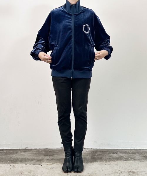 COMMON WARE（コモンウェアー）の「COMMONWARE:ベロア 2ライントラックジャケット（ジャージ・レディース・ダークブルー/ブラック/ブラウン・M/L/XL）」の3枚目の写真