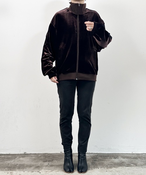 COMMON WARE（コモンウェアー）の「COMMONWARE:ベロア 2ライントラックジャケット（ジャージ・レディース・ダークブルー/ブラック/ブラウン・M/L/XL）」の2枚目の写真