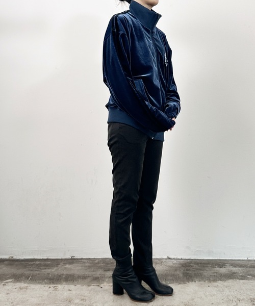 COMMON WARE（コモンウェアー）の「COMMONWARE:ベロア 2ライントラックジャケット（ジャージ・レディース・ダークブルー/ブラック/ブラウン・M/L/XL）」の16枚目の写真