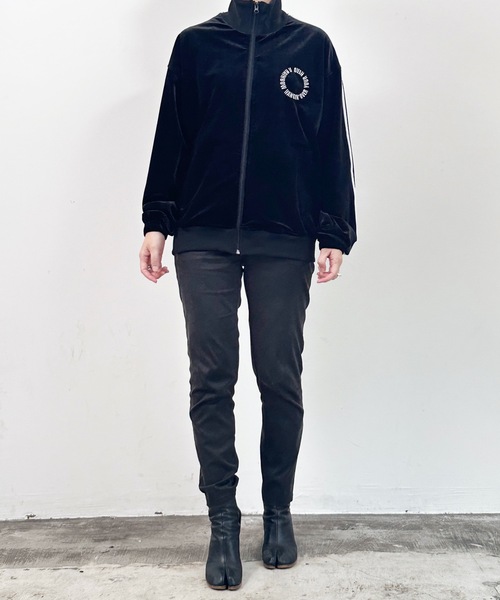 COMMON WARE（コモンウェアー）の「COMMONWARE:ベロア 2ライントラックジャケット（ジャージ・レディース・ダークブルー/ブラック/ブラウン・M/L/XL）」の4枚目の写真