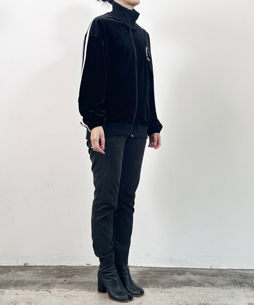 COMMON WARE（コモンウェアー）の「COMMONWARE:ベロア 2ライントラックジャケット（ジャージ・レディース・ダークブルー/ブラック/ブラウン・M/L/XL）」の5枚目の写真