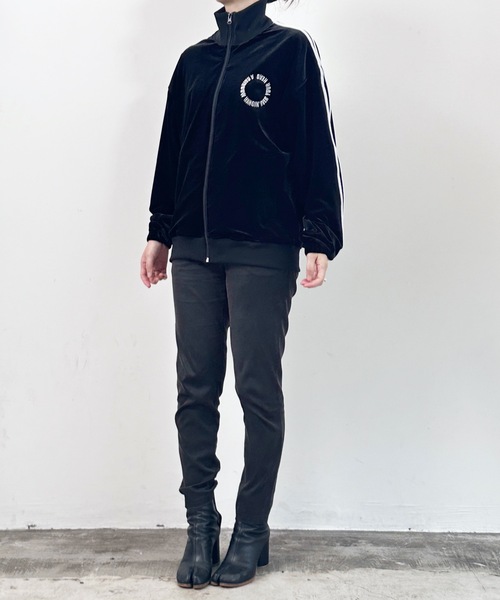 COMMON WARE（コモンウェアー）の「COMMONWARE:ベロア 2ライントラックジャケット（ジャージ・レディース・ダークブルー/ブラック/ブラウン・M/L/XL）」の6枚目の写真