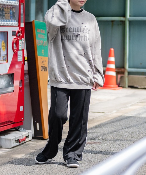 JOHN'S CLOSET(ジョンズクローゼット)の「【i】ピグメント ダメージ加工 ロゴプリント クルーネックスウェット(スウェット・メンズ・ベージュ/ブラック/レッド・MEDIUM/LARGE/X-LARGE)」の16枚目の写真