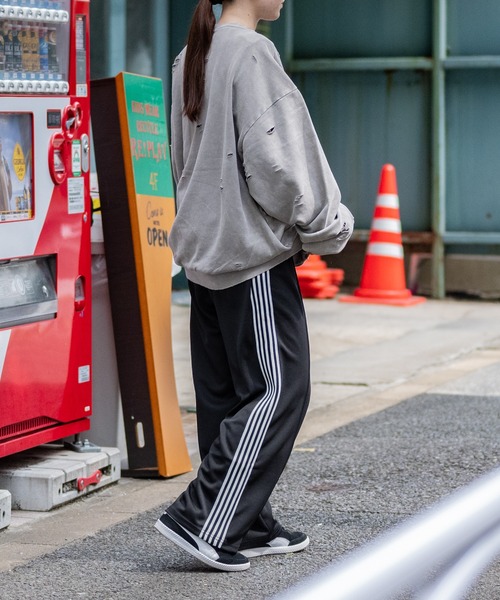 JOHN'S CLOSET(ジョンズクローゼット)の「【i】ピグメント ダメージ加工 ロゴプリント クルーネックスウェット(スウェット・メンズ・ベージュ/ブラック/レッド・MEDIUM/LARGE/X-LARGE)」の20枚目の写真