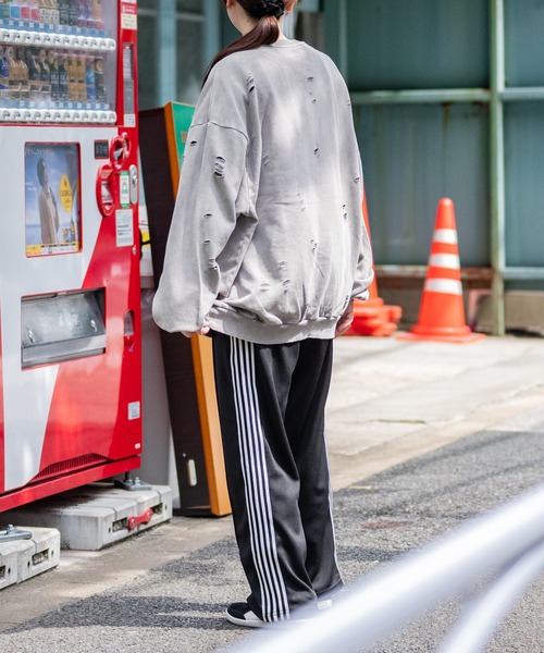 JOHN'S CLOSET(ジョンズクローゼット)の「【i】ピグメント ダメージ加工 ロゴプリント クルーネックスウェット(スウェット・メンズ・ベージュ/ブラック/レッド・MEDIUM/LARGE/X-LARGE)」の21枚目の写真