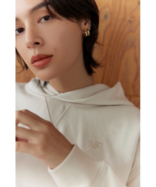 NEW BALANCE(ニューバランス)の「【New balance】Athletics スウェットフーディー(パーカー・レディース・ライトベージュ・MEDIUM)」の4枚目の写真