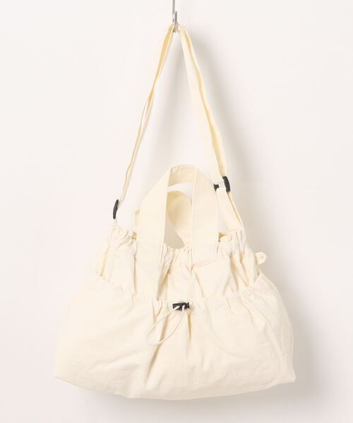 and it_（アンドイット）の「ドローストリングショルダー（ショルダーバッグ・レディース・アイボリー/ブルー/グリーン/パープル/イエロー/ブラック・FREE）」の2枚目の写真