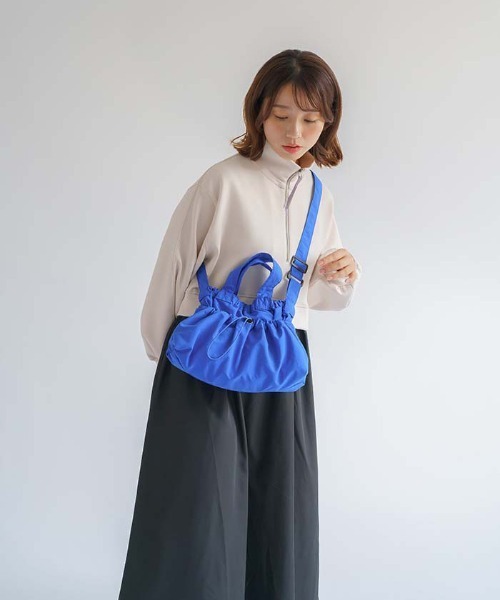 and it_（アンドイット）の「ドローストリングショルダー（ショルダーバッグ・レディース・アイボリー/ブルー/グリーン/パープル/イエロー/ブラック・FREE）」の7枚目の写真
