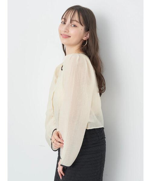earth music&ecology（アースミュージックアンドエコロジー）の「シアーパイピングシャツ（シャツ/ブラウス・レディース・アイボリー/ブラック/サックスブルー・FREE）」の8枚目の写真