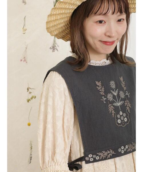 Samansa Mos2(サマンサ モスモス)の「脇リボンフラワー刺繍ベスト(ベスト・レディース・オフホワイト/チャコールグレー/ベージュ・F)」の1枚目の写真