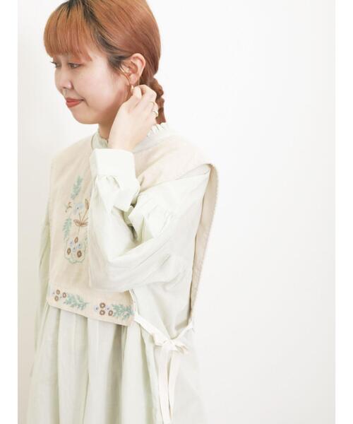 Samansa Mos2(サマンサ モスモス)の「脇リボンフラワー刺繍ベスト(ベスト・レディース・オフホワイト/チャコールグレー/ベージュ・F)」の21枚目の写真